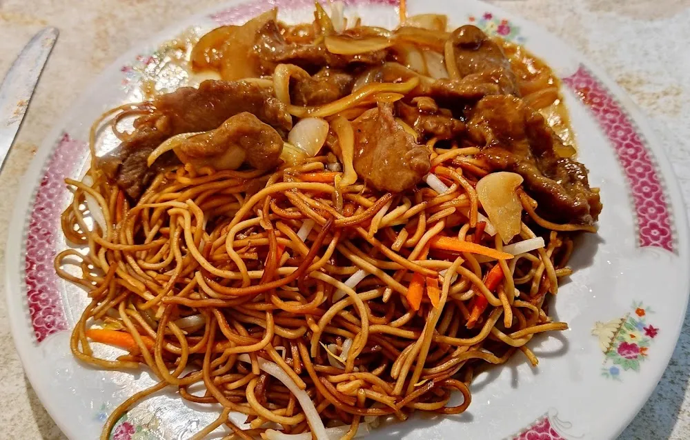 Nouilles Sautées Et Boeuf Aux Oignons